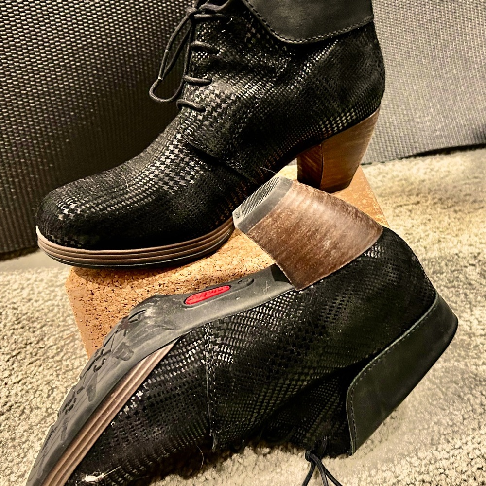 Wolky Size 9 leather embossed ankle boots SIZE 9